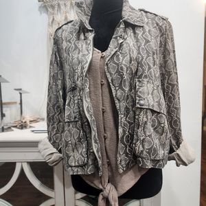 [ BLANKNYC] Women's large, CUTEST EVER SNAKE PRINT ZIP UP JACKET.